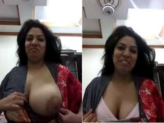 Today Exclusive- Horny Bhabhi Showing Her Big Boob