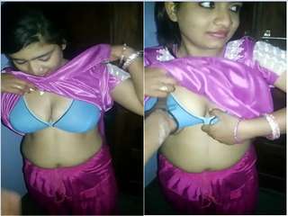 Today Exclusive-Sexy Bhabhi Showing Her Boobs