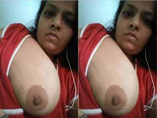 Today Exclusive-Desi Girl Showing Her Boobs on Video Call