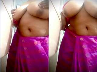 Today Exclusive- Mallu Bhabhi Showing her Big Boobs