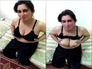 Today Exclusive- Paki Wife Showing Her Boobs