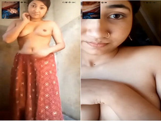 Today Exclusive- Sexy Desi Girl Shows Her Boobs