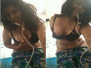 Today Exclusive- Desi Bhabhi Shows her Boobs