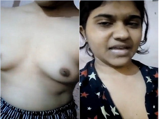Today Exclusive-Sexy Desi Girl Shows Her Boobs on vc