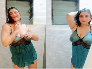 Today Exclusive-Desi Crazy Bhabhi Boobs Visible