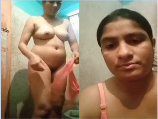 Today Exclusive- Desi Bhabhi Shows her Boobs and pissing