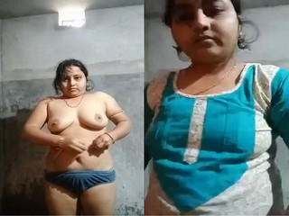 Today Exclusive- Sexy Bhabhi Shows her Big boobs