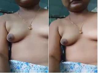 Exclusive- Desi Village Bhbahi Showing Her Boobs