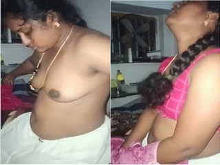 Today Exclusive- Desi Bhabhi Showing Her Boobs