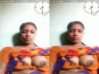 Desi Bhabhi Shows her Boobs