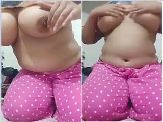 Exclusive- Desi Girl Oil Massage Her Boobs