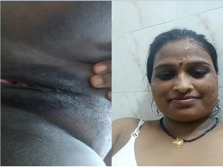 Horny Desi Bhabhi Shows Pussy