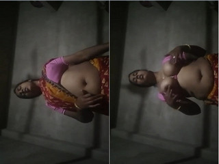 Desi Vlg Bhabhi Shows her Boobs