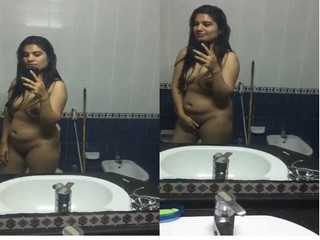 Exclusive- Sexy Indian Girl Record Nude Selfie For lover