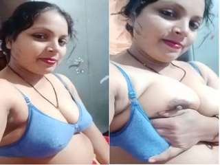 Today Exclusive- Super Hot Look Desi Bhabhi Showing Her Boobs