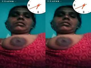 Today Exclusive-Desi mature Aunty Showing Her Boobs on Video Call part 2